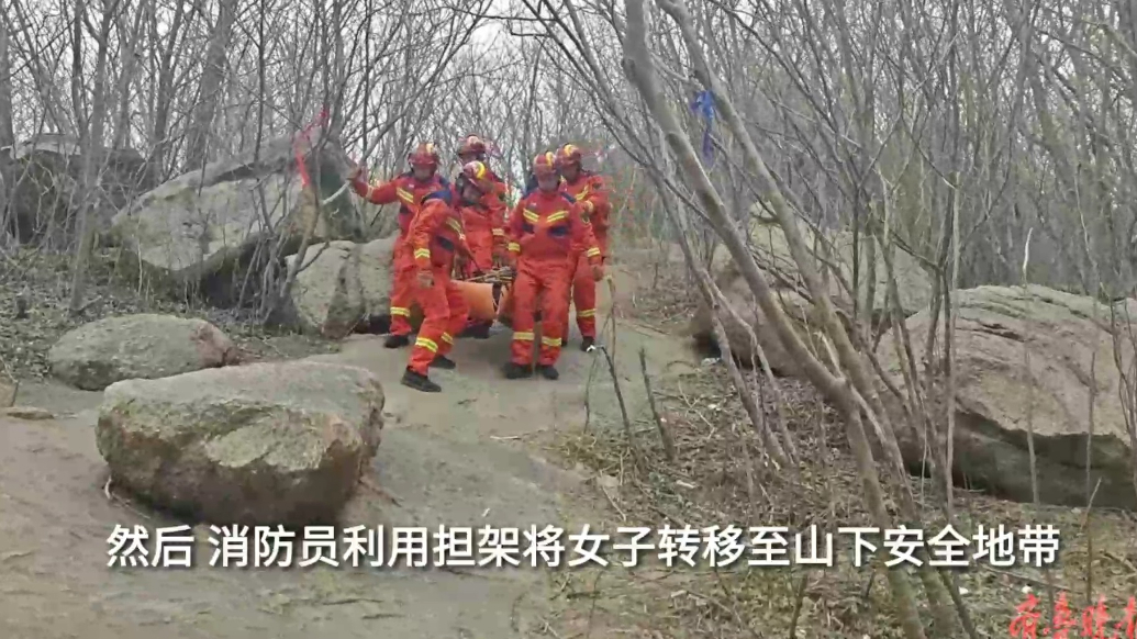 果然视频|女子爬山不慎扭脚，六名消防员用担架将其转移至山下
