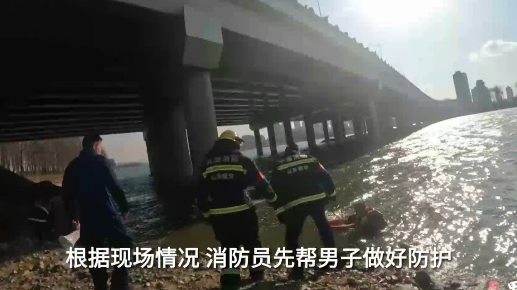 果然视频|男子在河中钓鱼不慎翻船落水，消防员悬绳施救