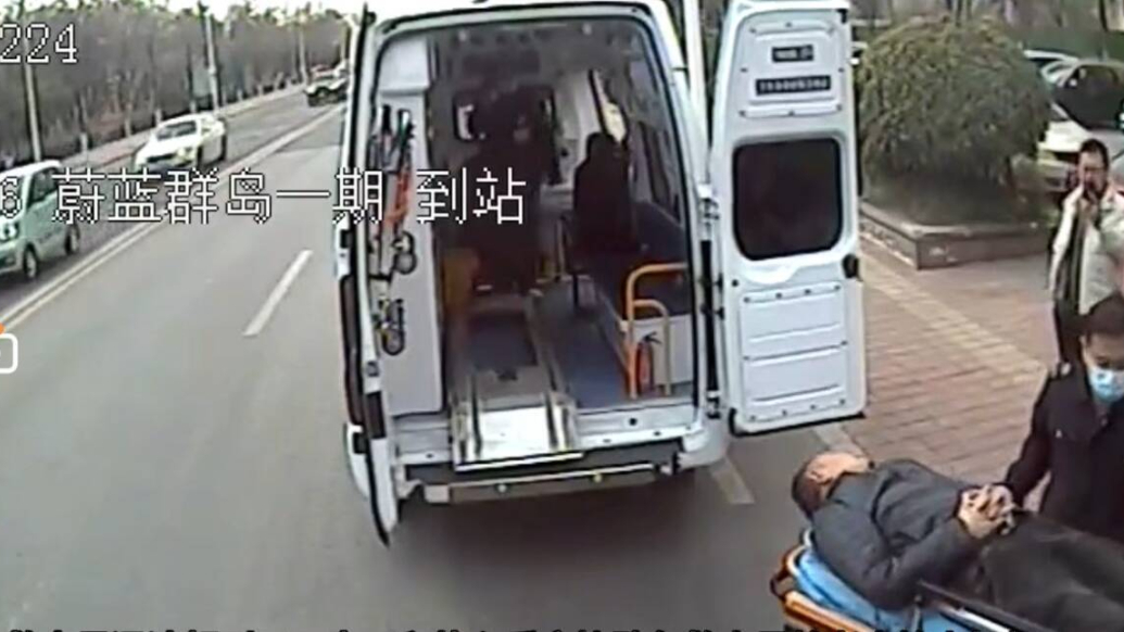 琴视频｜六旬老人突发疾病晕倒，热心驾乘合力紧急施救