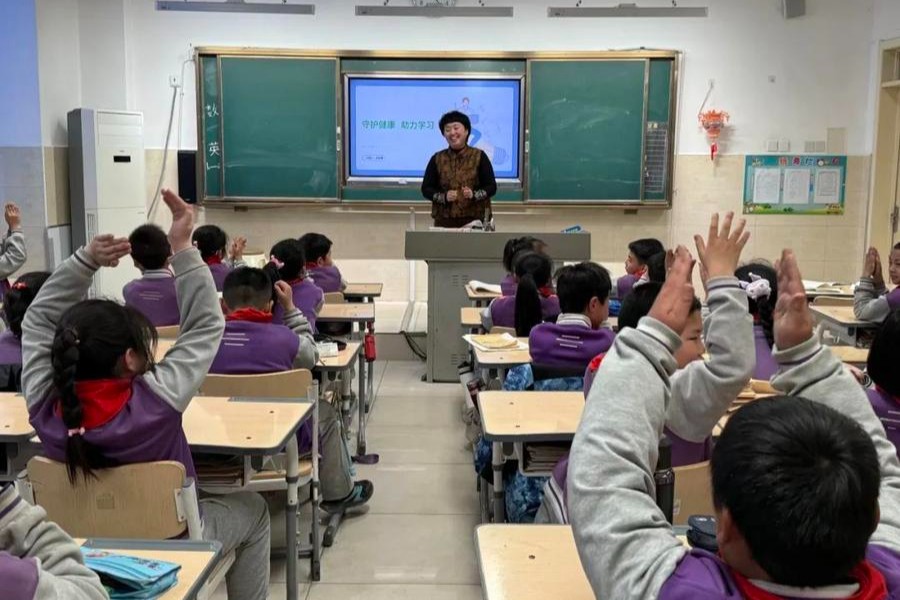 稼轩小学三（2）中队开展“健康‘童’行，共促成长”家长课堂