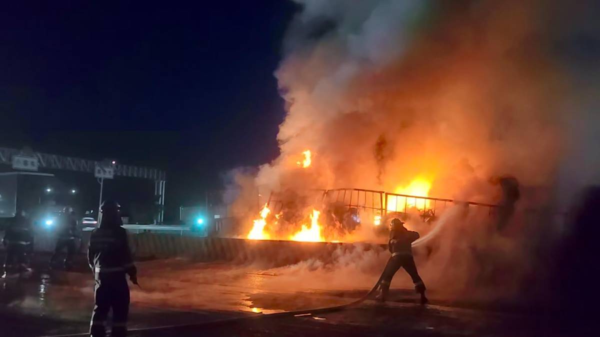德州：高速公路突发货车自燃，消防紧急处置化险为夷