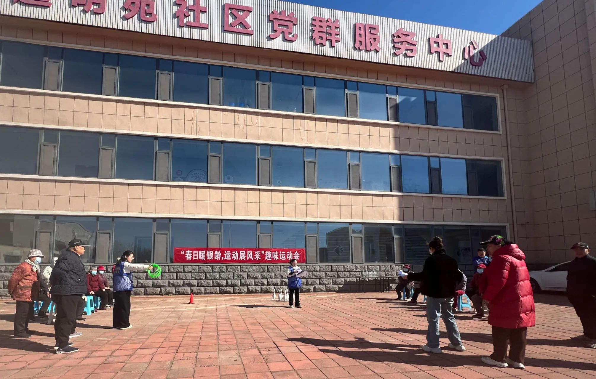 胜坨镇通明苑社区举办“春日暖银龄，运动展风采”趣味运动会