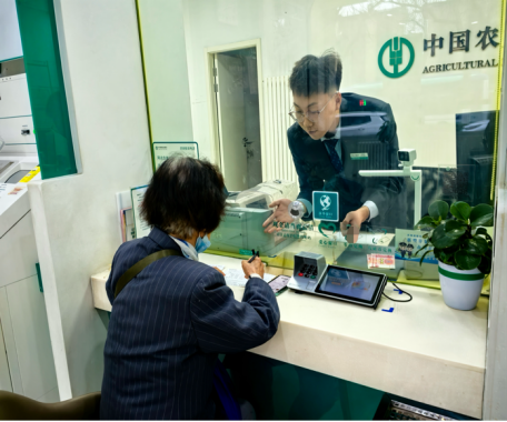 农行济南历下东门支行：耐心指导，温暖老人汇款路