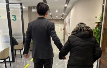 农行济南和平支行营业室： 暖心搀扶显真情 细微之处见担当