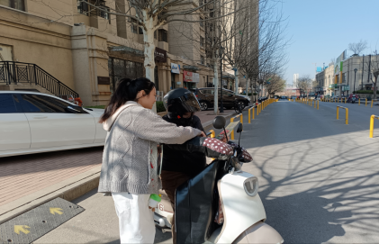 济南市市中区白马山街道宣传交通安全知识，营造良好道路交通环境