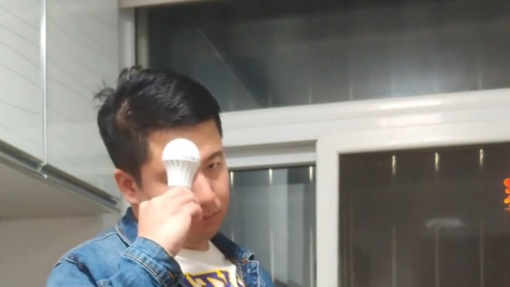 男子网购热水壶漏电，向客服投诉时要提供证明 男子：请看！