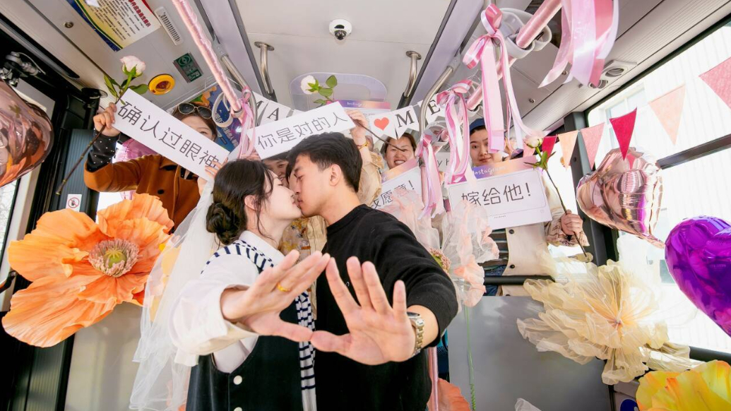 琴视频丨包下17路公交求婚“爱在一起”，青岛小伙创意求婚吸睛