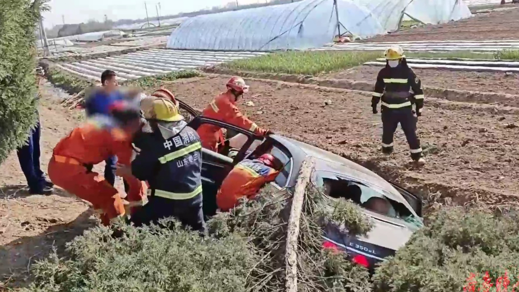 果然视频|轿车失控冲进路边沟，消防员到场救出被困三人