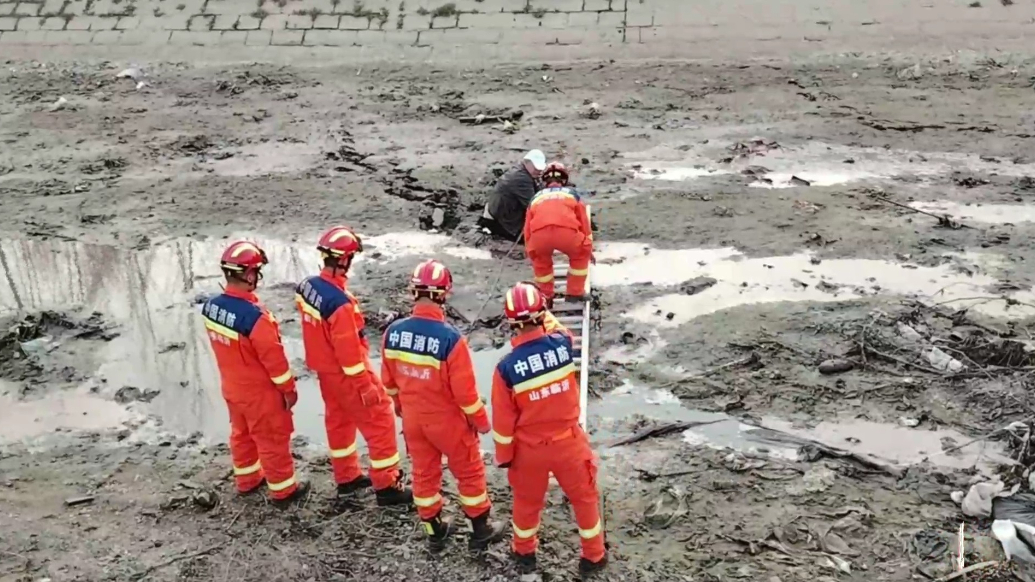 果然视频|老人横穿河道被困淤泥，消防员搭梯施救