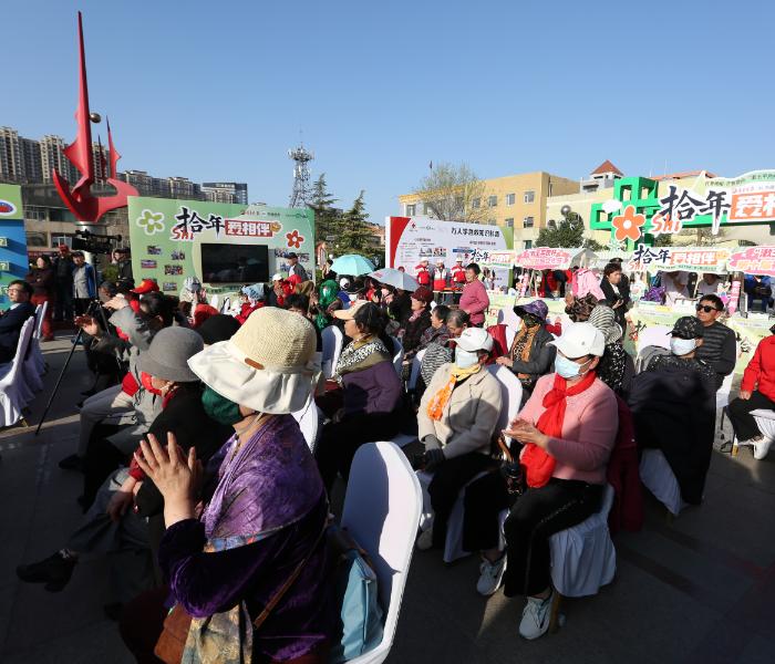 拾年爱相伴。3月22日，齐鲁晚报·齐鲁壹点“漱玉平民杯”第十届社区文化节在济南历城区南全福中心广场开幕。2025年，第十届社区文化节将再次走进全省30个社区，为市民送去欢乐与健康。