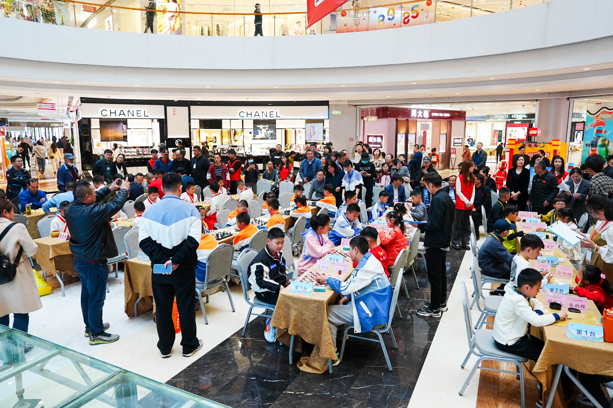 首届智运会热身赛已“落子”，每周末到龙贵购物广场“棋逢对手”