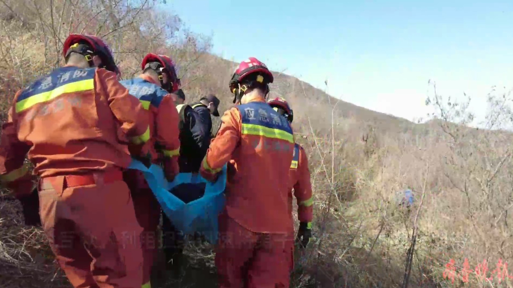 果然视频|男子爬山时突然发病被困，众人利用担架将其转移至山下