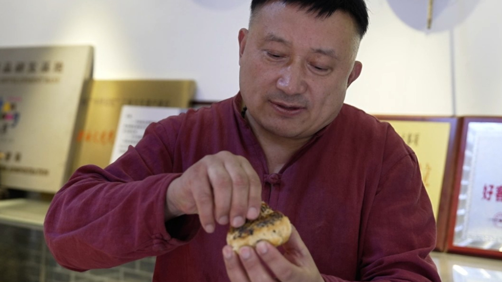 果然视频丨上壳吃芝麻，下壳吃酥皮，看这位省级非遗传承人演示泰山驴油火烧正确吃法