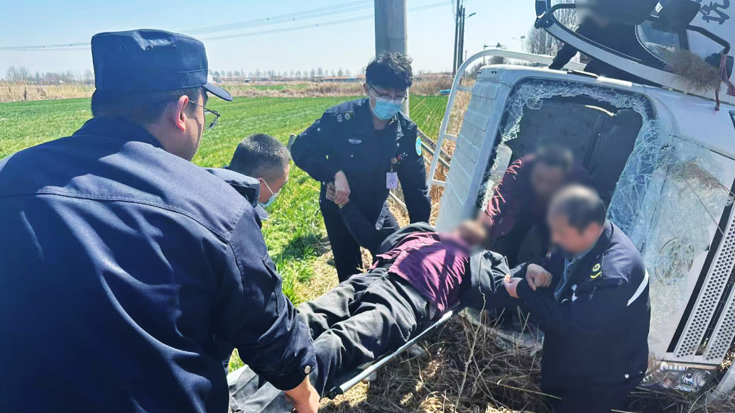 琴视频丨惊险！青岛胶州一货车发生侧翻，危急时刻民警破窗救人
