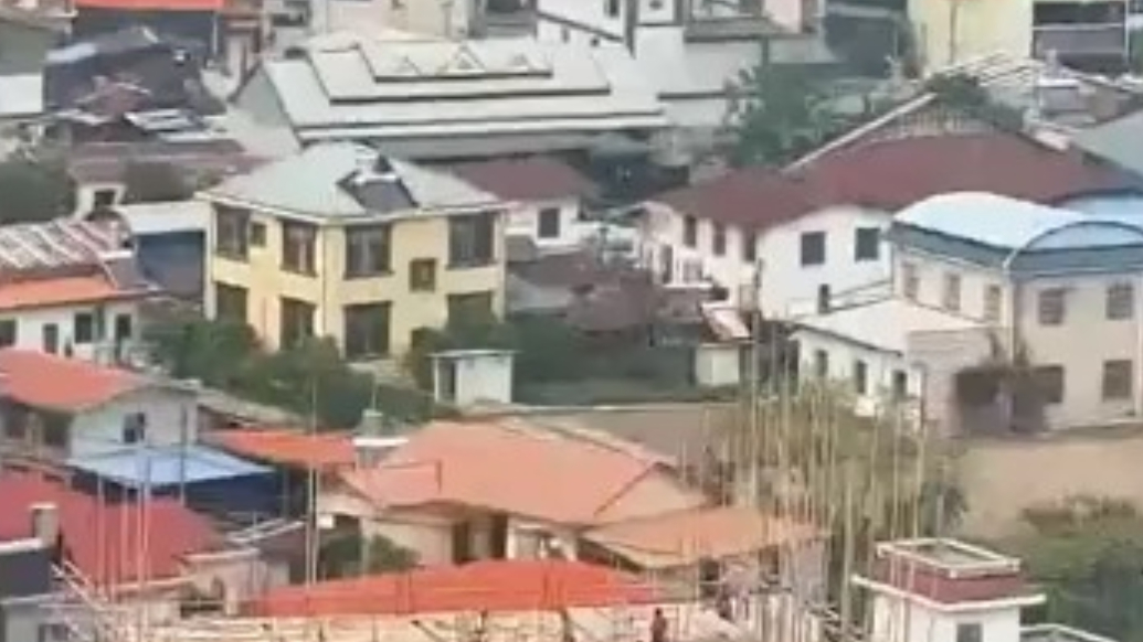 地震瞬间，一个镜头记录下居民避险、学校师生撤离……