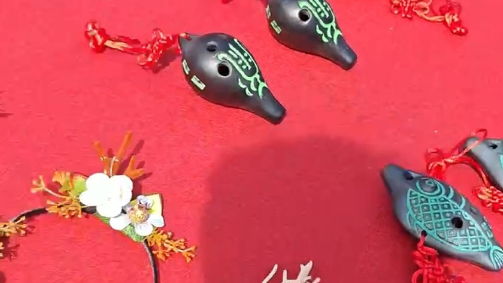 果然视频丨冰箱贴、发箍、非遗陶笛，泰安岱岳区第三届梨园赏花季文创产品丰富多样