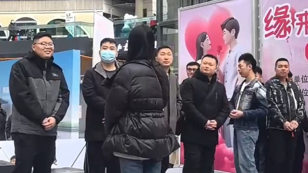 果然视频丨10位男生同时“爆灯”，美女最终选定同行，男女双方都是物理教师