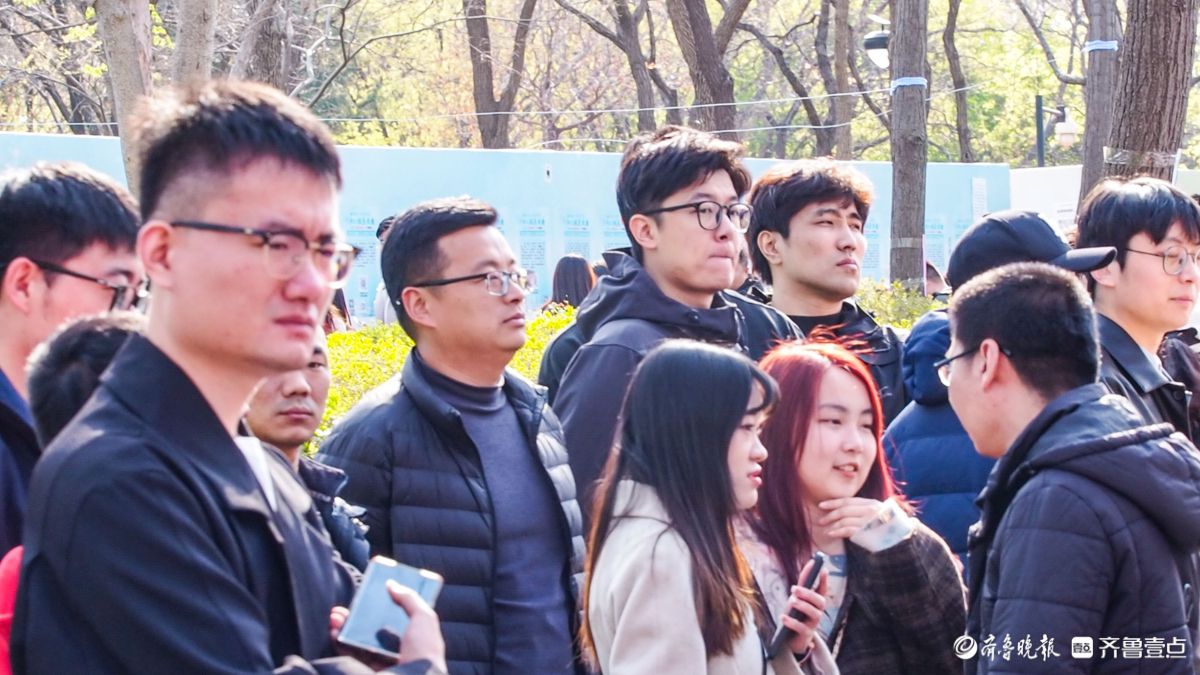 三月三千佛山相亲大会，现场小伙多 