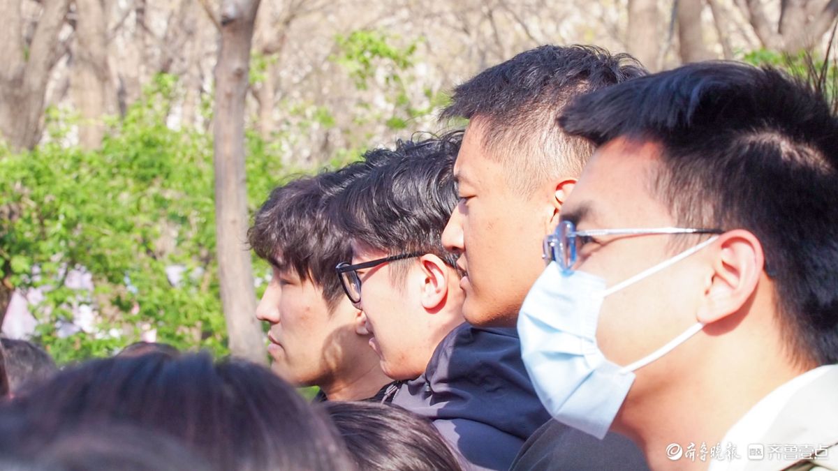 三月三千佛山相亲大会，现场小伙多 