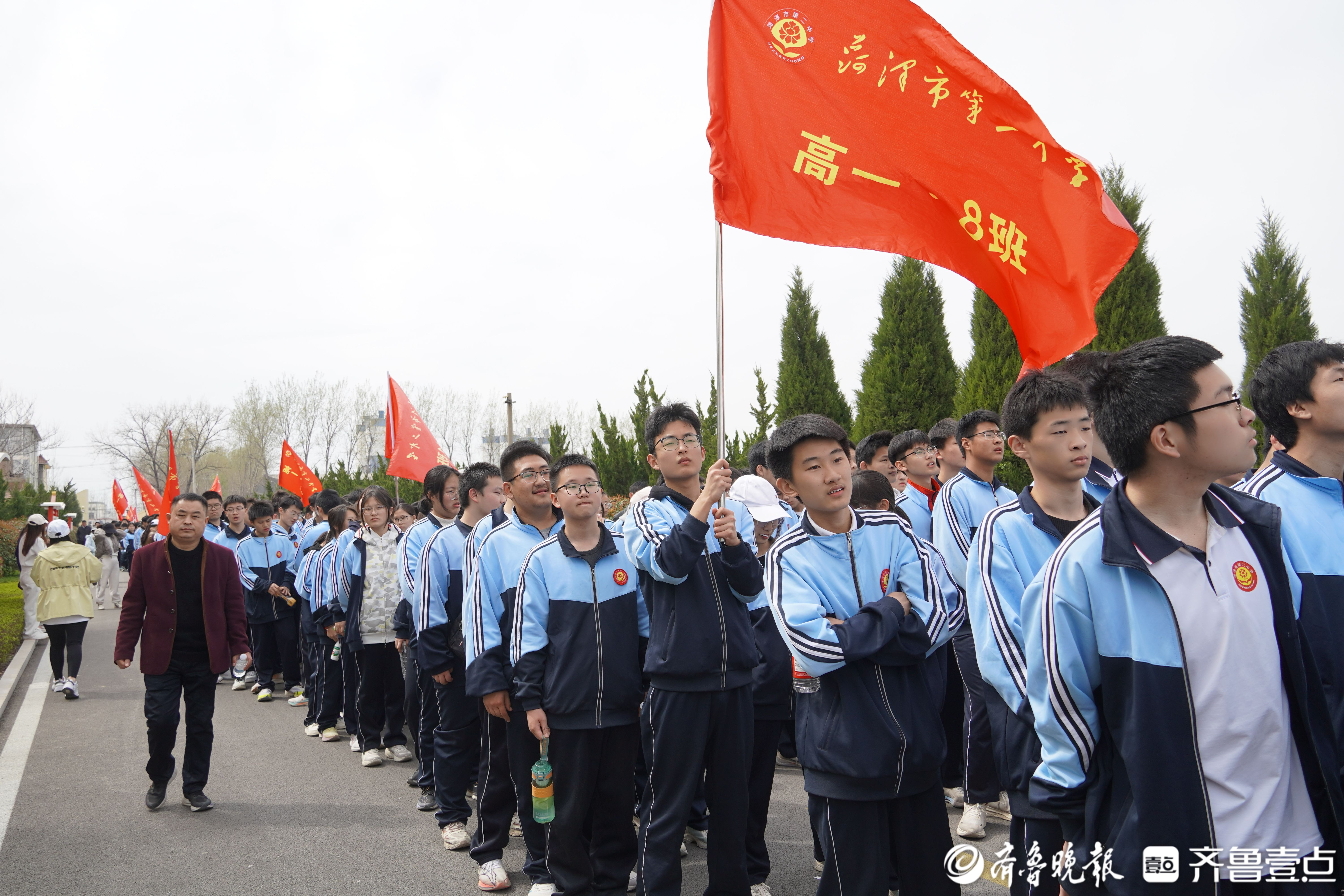 菏泽二中高一级部举行清明节徒步祭英烈活动