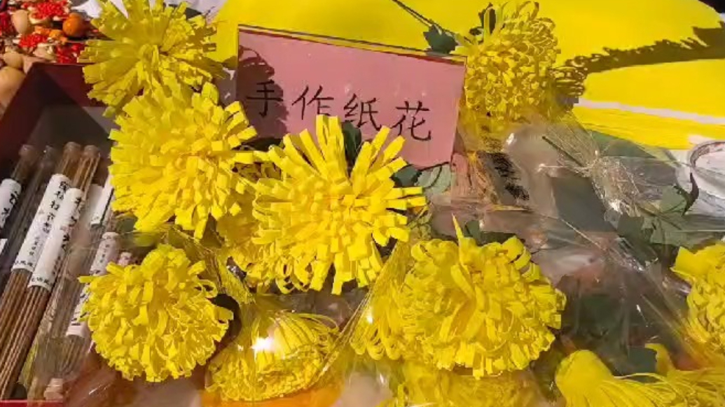果然视频｜“星星的孩子”带手作纸花来清明集市，倡导文明追思