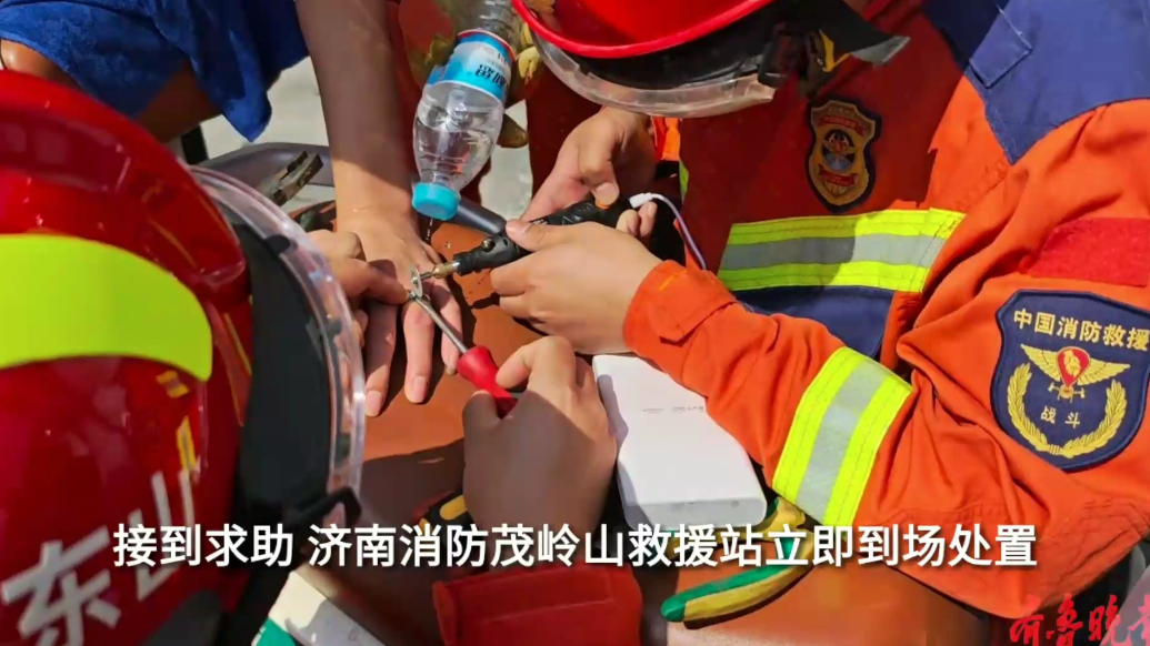 果然视频|男子被戒指“咬”住手指，消防员剪切二十分钟帮其脱困