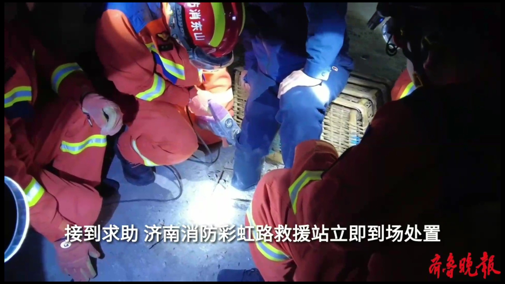 果然视频|男子不慎脚卡漏水口，消防员“掘地”施救