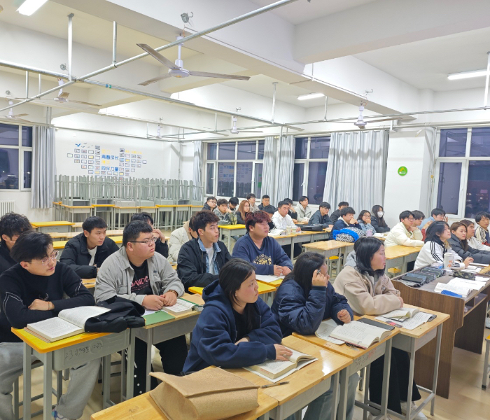 清明时节，慎终追远。在这个寄托哀思的日子里，齐鲁晚报·齐鲁壹点记者把目光投向山东首个殡葬专业，探访这个常被误解却又不可或缺的特殊领域。在这里，死亡不再是禁忌，而是生命的另一种延续；殡葬不再令人畏惧，而是对逝者最后的温柔守护。殡葬专业的师生告诉我们：殡葬教育不仅是技能传授，更是一场关于生命价值的深刻对话。在这个清明节，记者带您走进殡葬专业，重新认识这个守护生命尊严的职业。