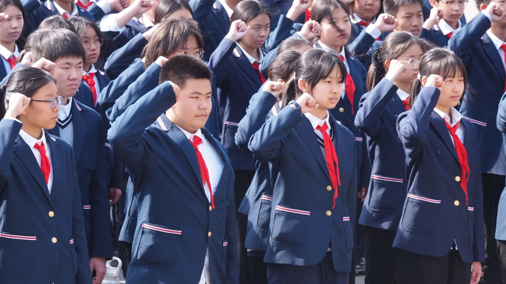 果然视频|清明祭英烈，大批学生到济南革命烈士陵园扫墓