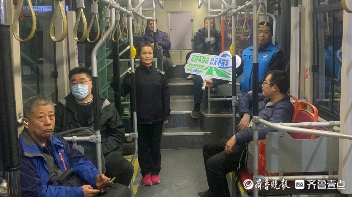 果然视频｜济南凌晨增开多部公交车，接驳高铁到站旅客