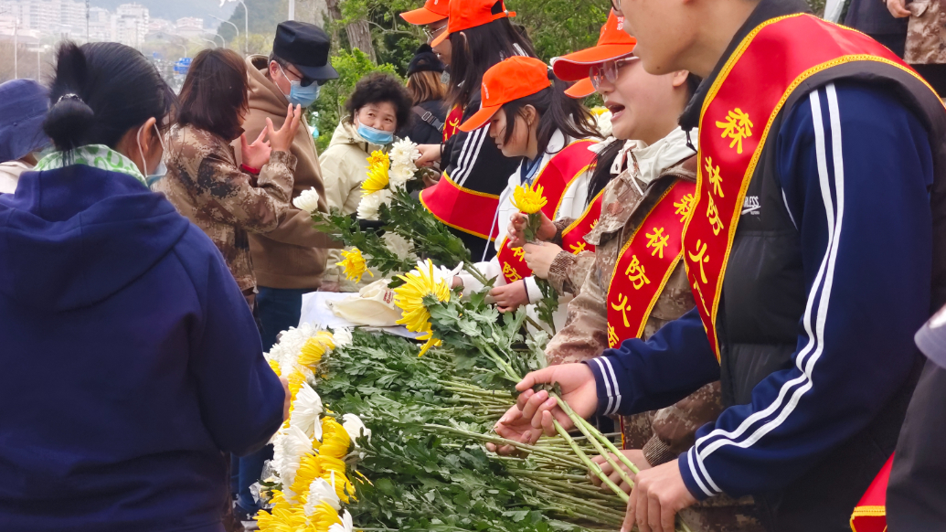 果然视频|济南清明扫墓迎高峰，许多扫墓人把火种换成鲜花  