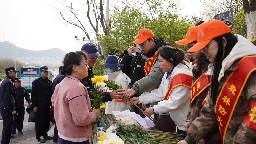 果然视频丨火种留山下，鲜花寄哀思，鲜花祭扫成泉城市民新选择