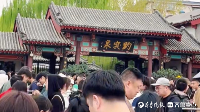 果然视频|踏青赏花游泉水，济南趵突泉景区再现“人从众”