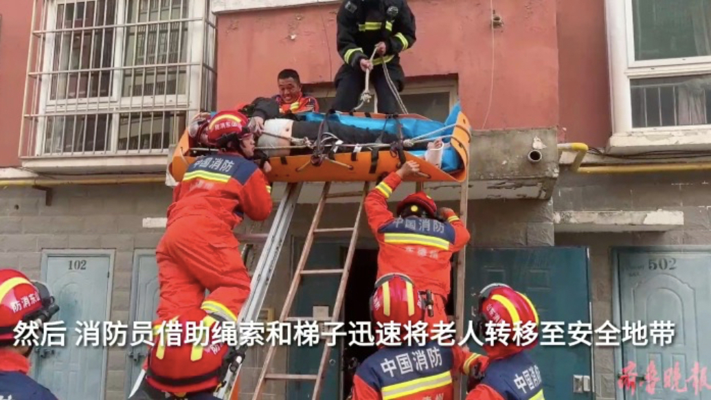 果然视频|忘带钥匙，一老人欲爬窗回家却不慎摔伤被困二楼平台