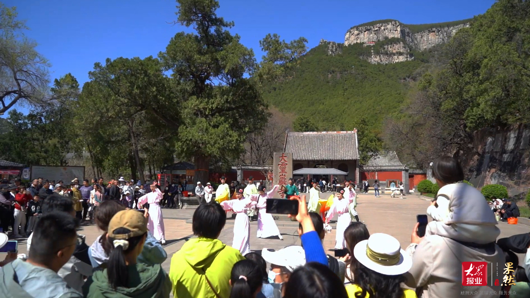 果然视频｜踏青祈福过清明，万人共游灵岩寺