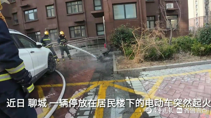 果然视频|单元楼下电动自行车突然起火，消防员迅速化解火情