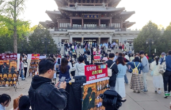 摄影师的忙碌盛宴：大明湖畔，雨荷倩影下的光影故事