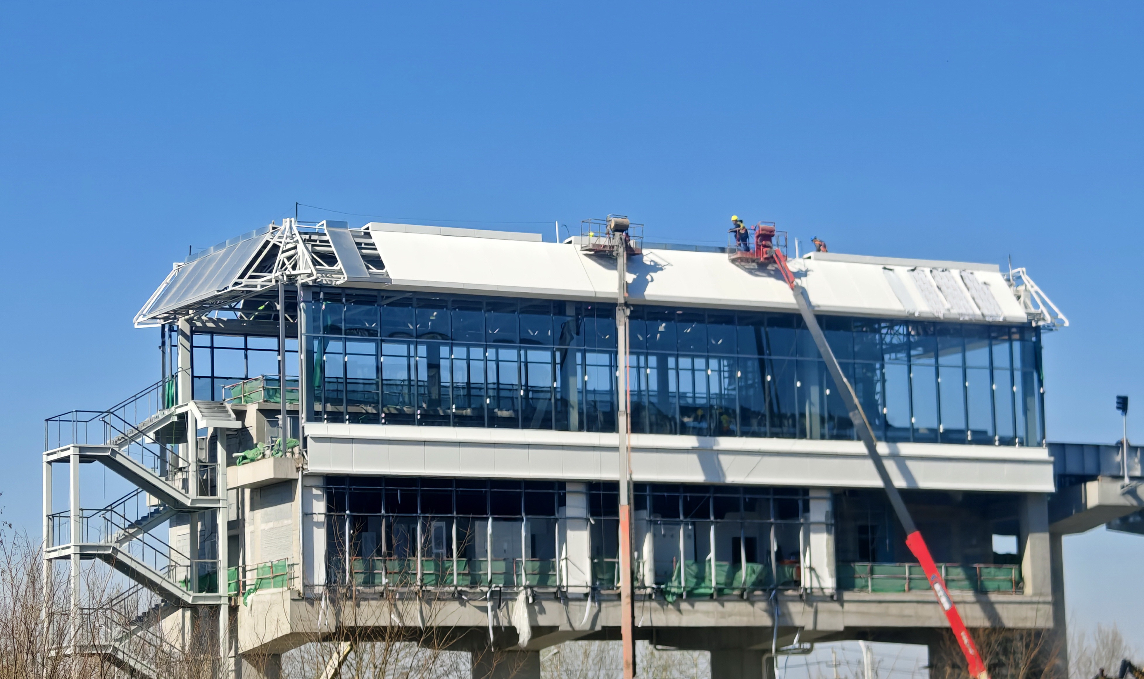 “钢筋铁骨”造型简洁，济南云巴沿线车站建设正酣