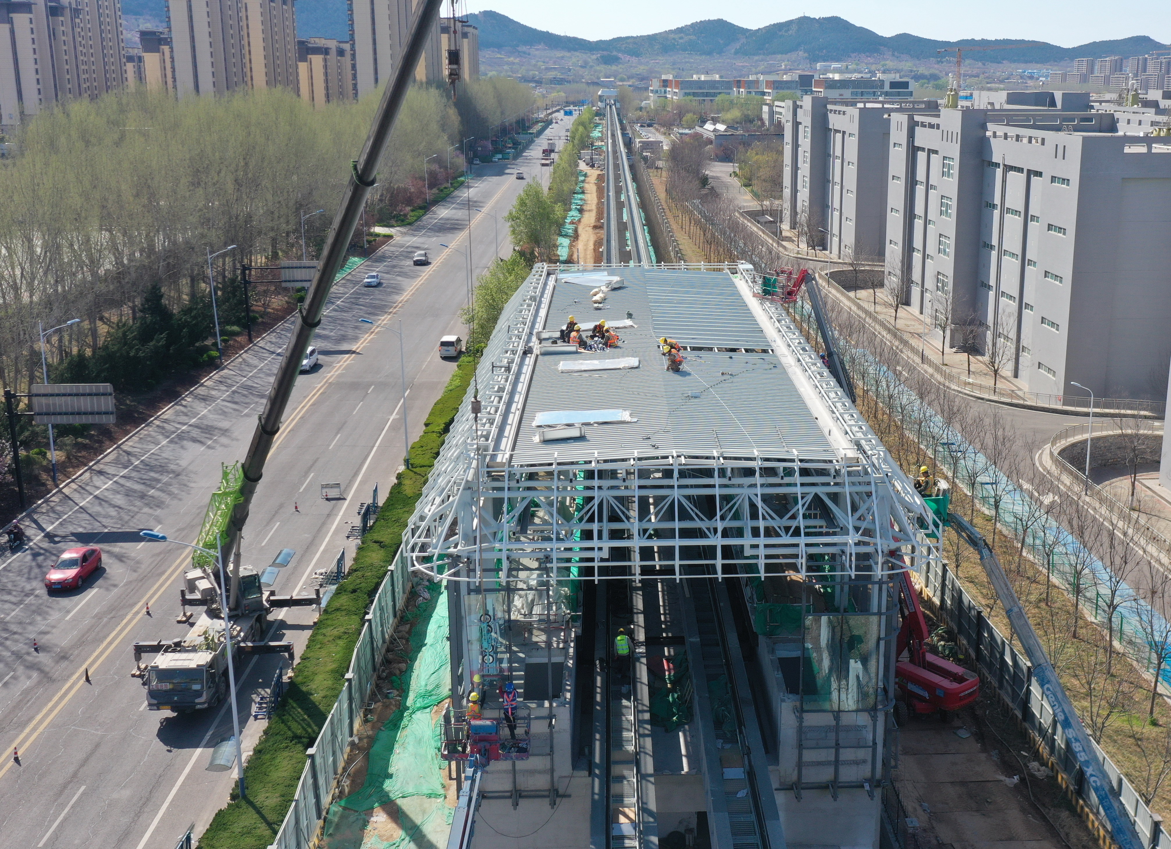 “钢筋铁骨”造型简洁，济南云巴沿线车站建设正酣