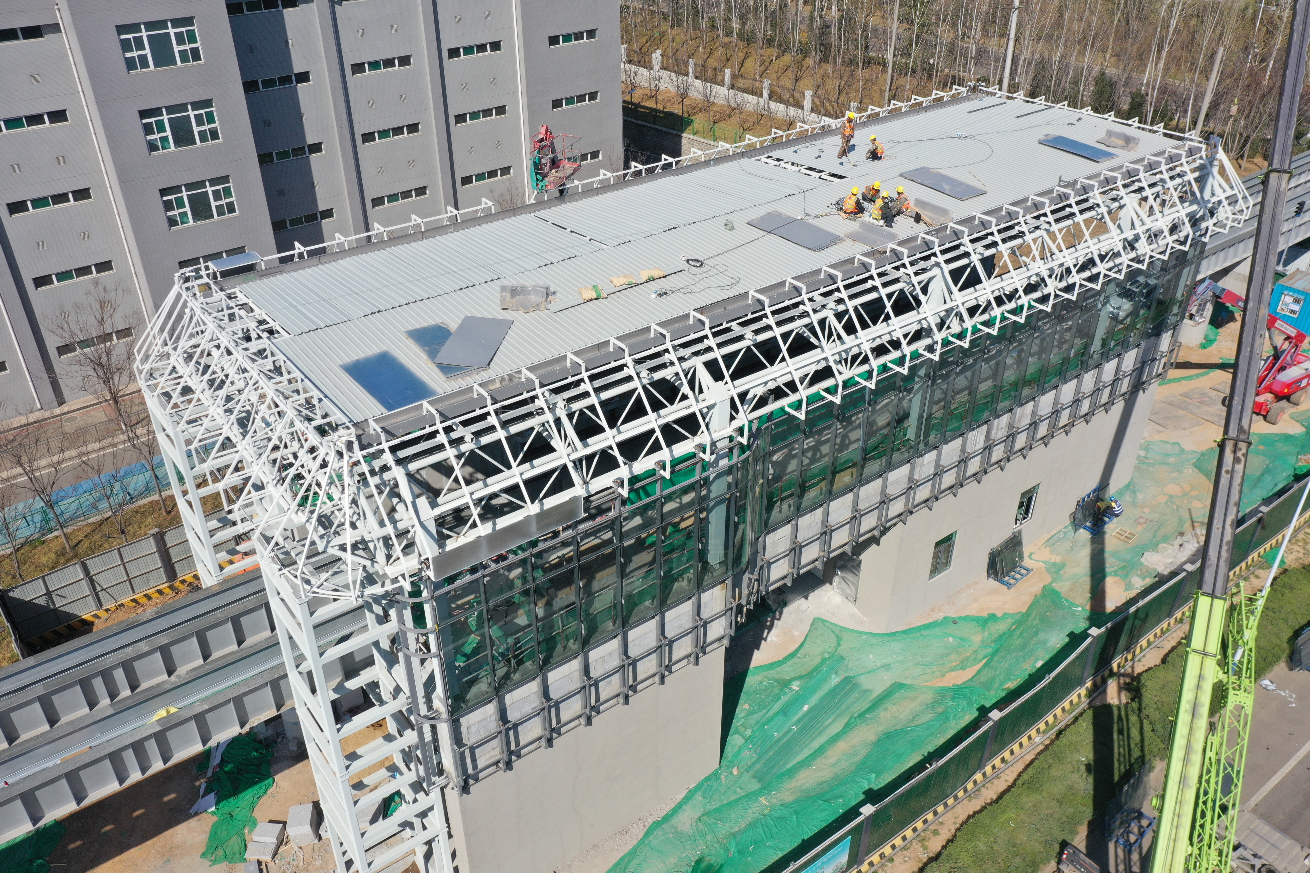 “钢筋铁骨”造型简洁，济南云巴沿线车站建设正酣