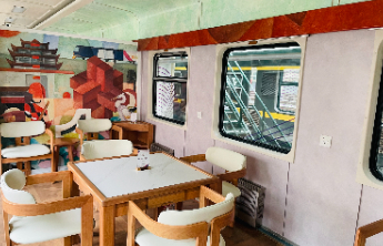 “齐鲁1号”旅游列车把吧台、棋牌室、情侣卡座等“搬进”车厢