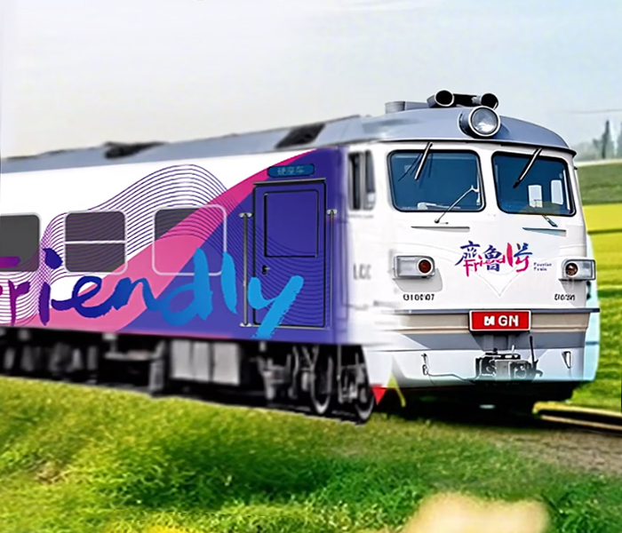 4月8日，“好客山东•齐鲁1号”旅游列车亮相，这既是一列乘客和游客共享的交通工具，又是一个旅游目的地属性的沉浸式旅游体验产品，上车就是旅游。