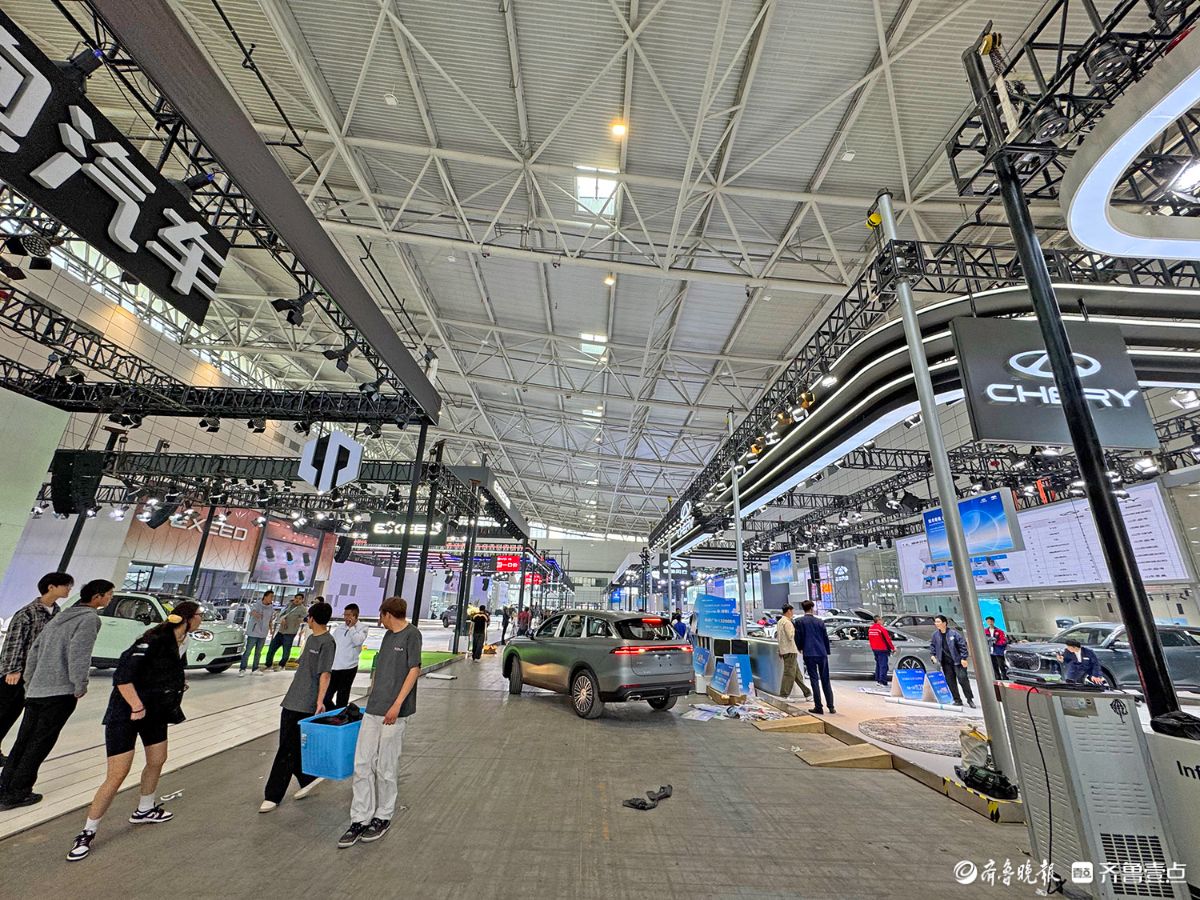 齐鲁春季车展提前探，各大汽车展台已安装完毕