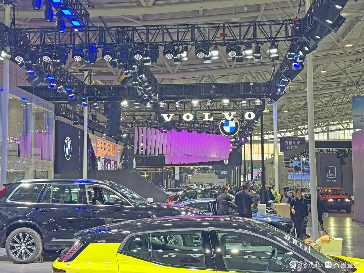 齐鲁春季车展提前探，各大汽车展台已安装完毕