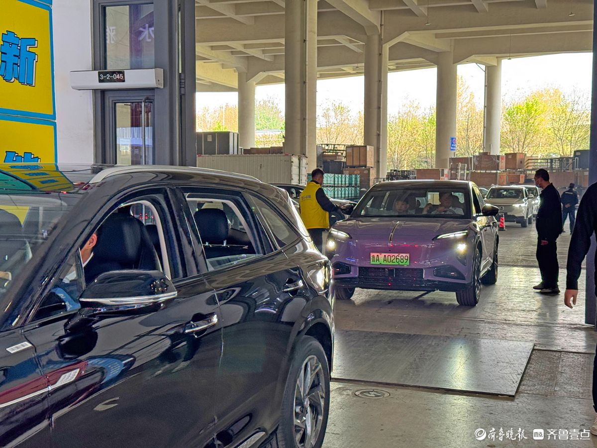 探馆齐鲁春季车展，靓车排队入场静候亮相