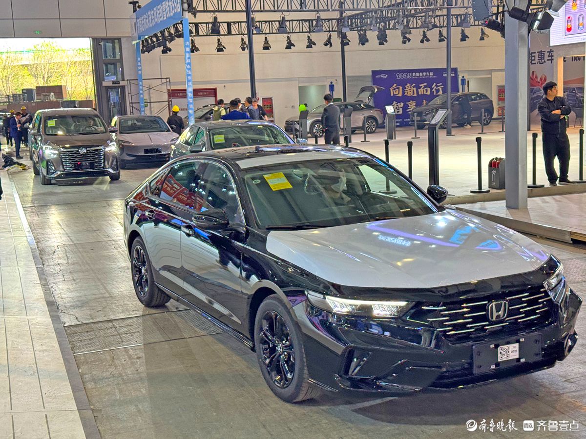 探馆齐鲁春季车展，靓车排队入场静候亮相