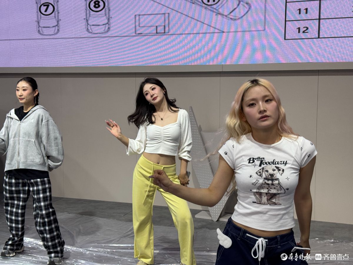 车模演员已就位，提前彩排备战车展开幕式