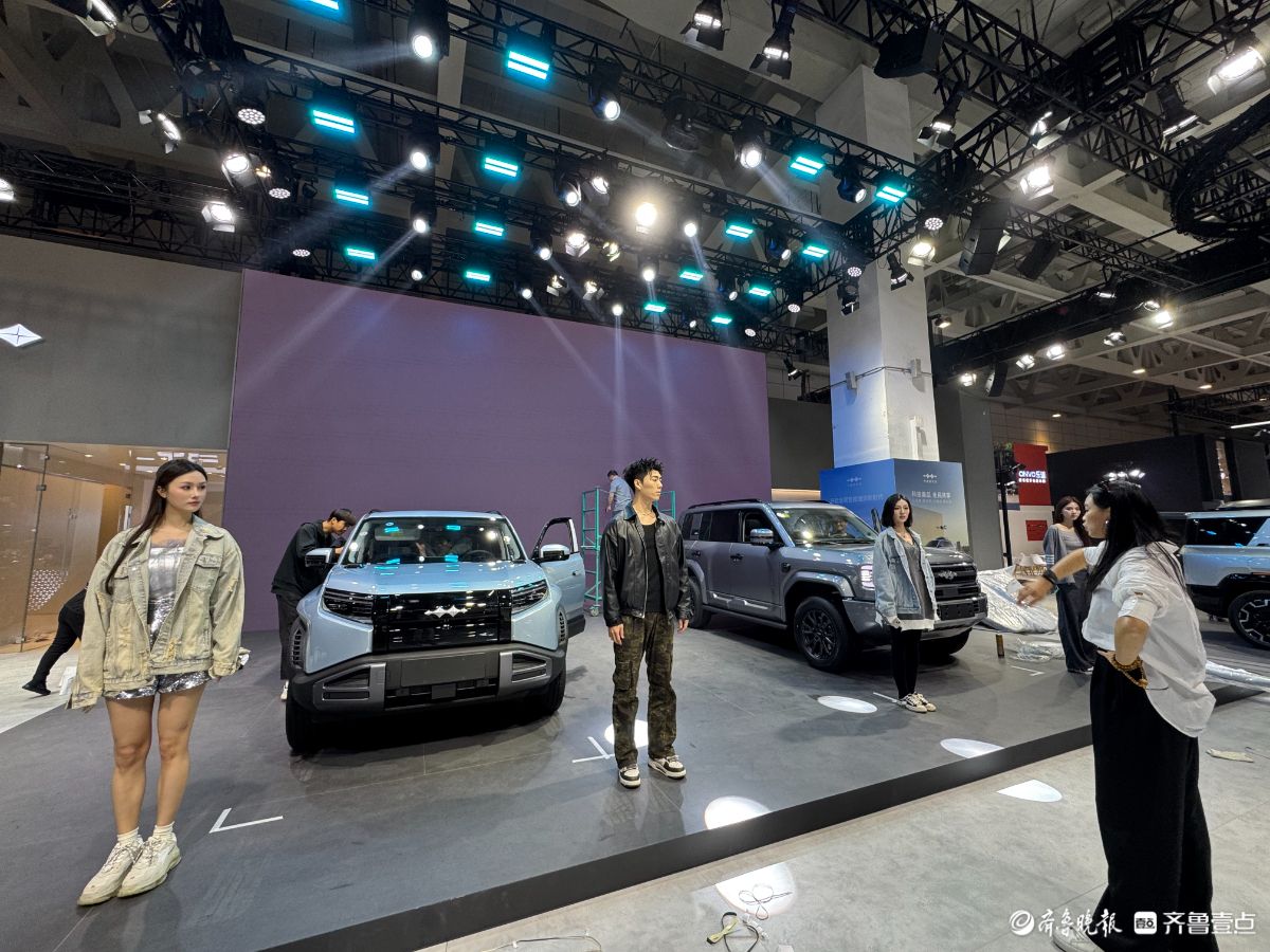 车模演员已就位，提前彩排备战车展开幕式