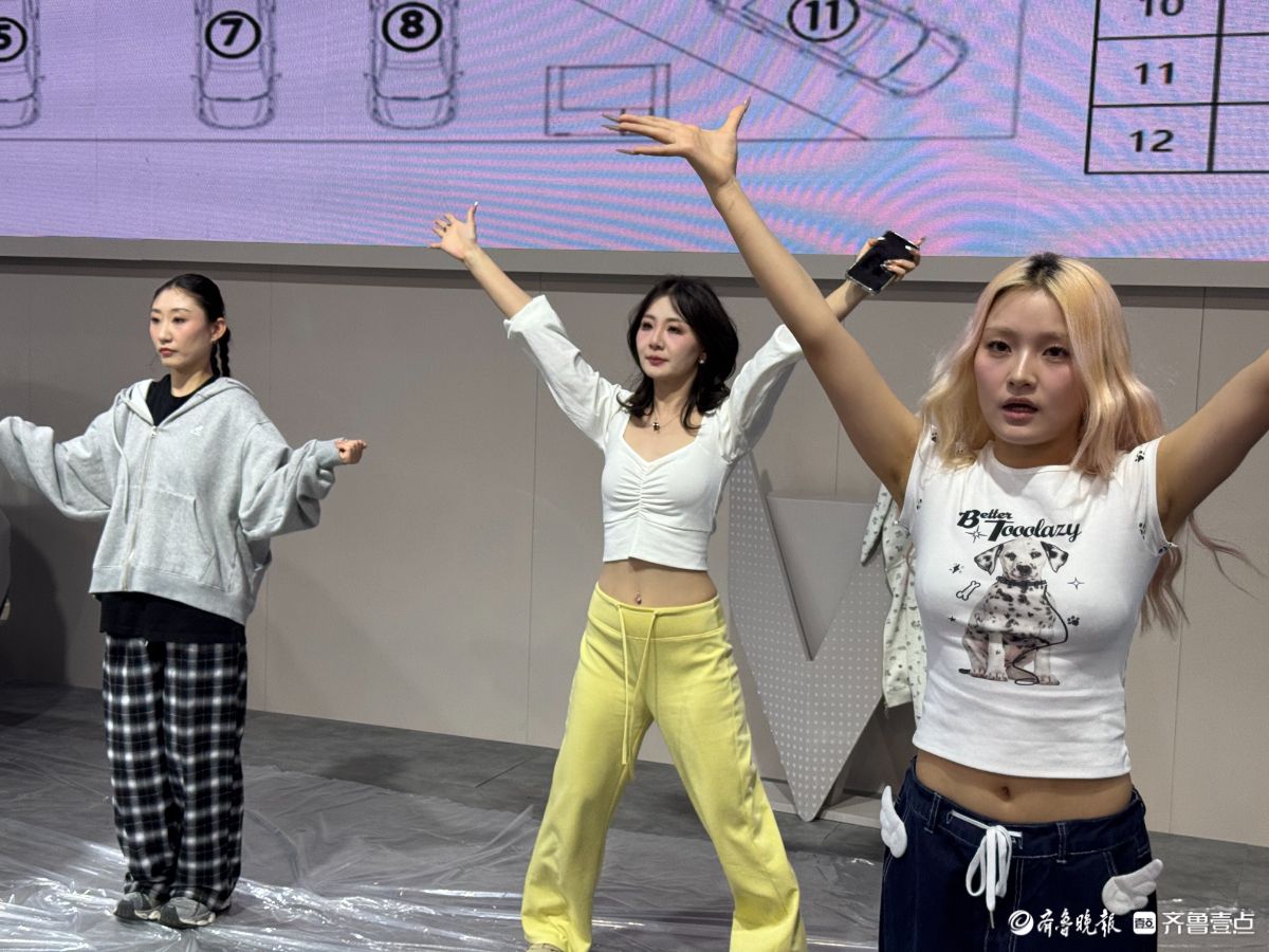 车模演员已就位，提前彩排备战车展开幕式