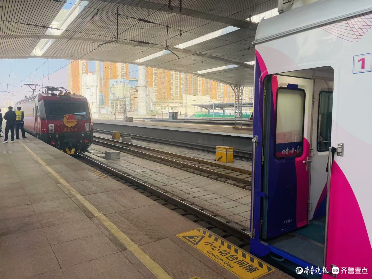实拍“好客山东·齐鲁1号”旅游列车挂车头，即将开行！
